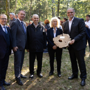 v.l.n.r. Zweite Nationalratspräsident Peter Haubner, Vizekanzler Andreas Babler, KZ-Überlebende Avigdor Neumann, Charlotte Herman, Präsidentin der Israelitischen Kultusgemeinde Linz, Willi Mernyi, MKÖ-Vorsitzender Eröffnung Gedenkort Gunskirchen